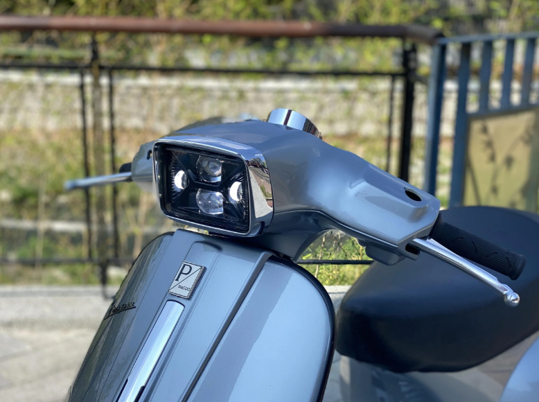 Faro delantero ZELIONI LED trapezoidal para Vespa S 50-150ccm