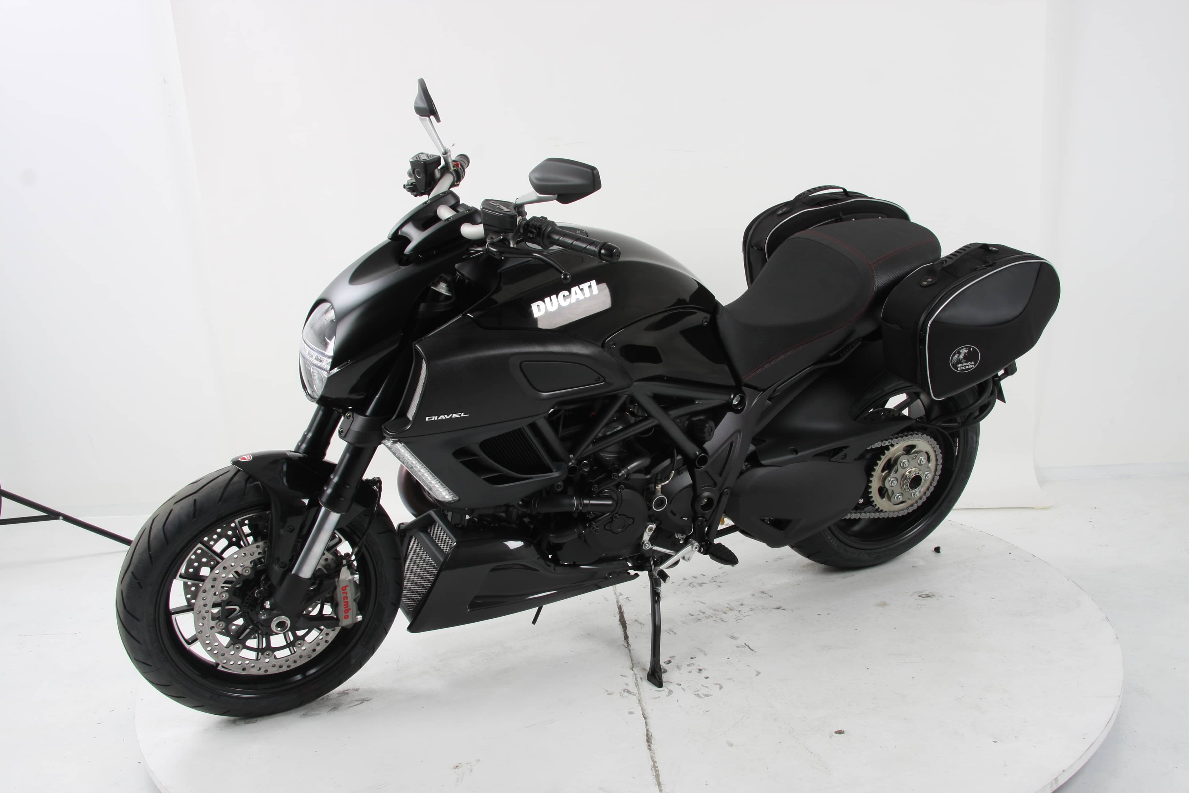 Soporte lateral C-Bow negro para Ducati Diavel 1200 (11-18) Hepco & Becker