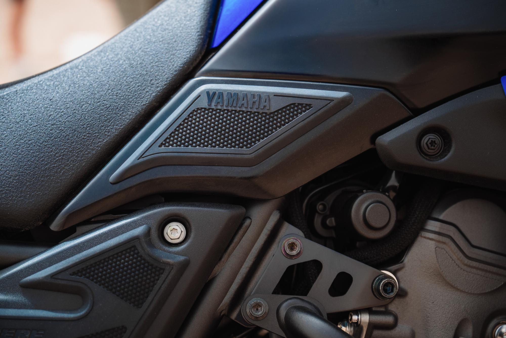 Almohadillas de agarre laterales para Yamaha Ténéré 700 / Rally (25-)  Originales