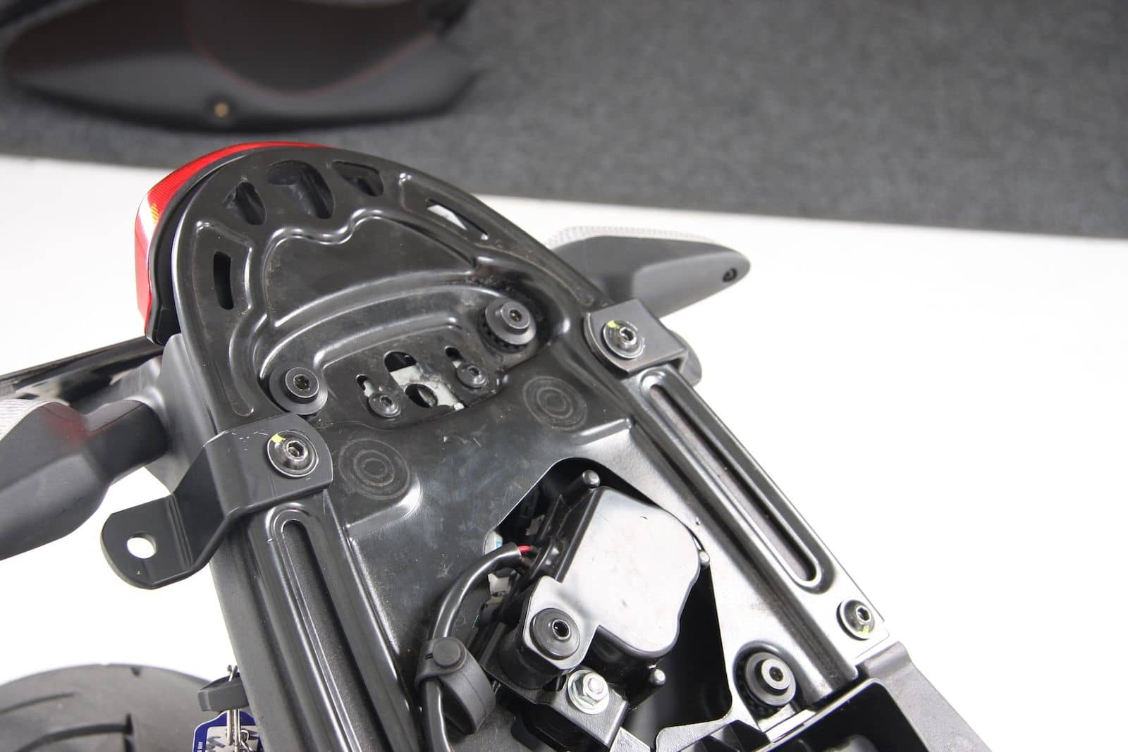 Soporte lateral C-Bow negro para Ducati Monster 1100 Evo (11-13) Hepco & Becker