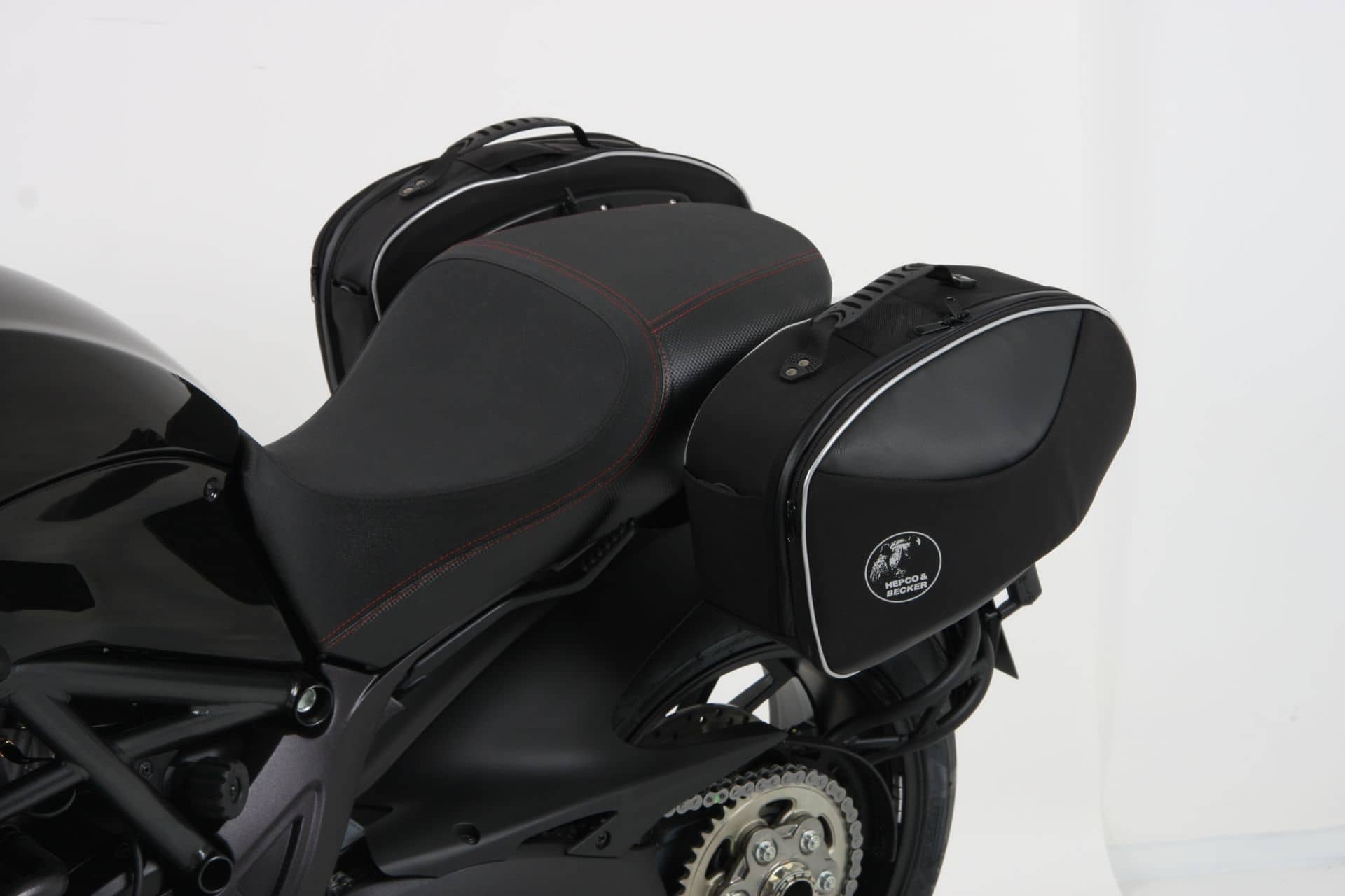 Soporte lateral C-Bow negro para Ducati Diavel 1200 (11-18) Hepco & Becker