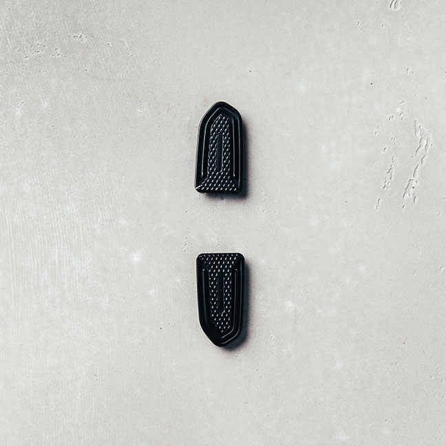 Cubierta del reposapiés, Dark Rider, aluminio, negro para Moto Guzzi V7 III/ V9 Bobber/ V9 Roamer