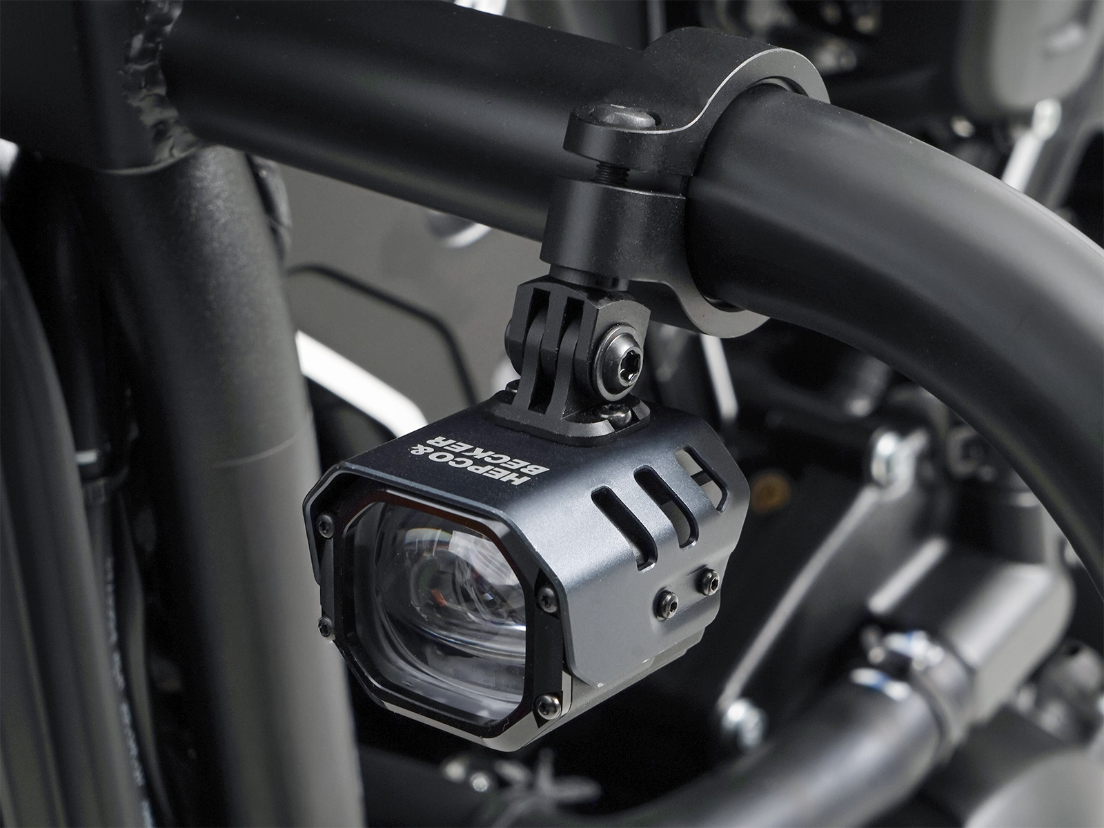 Faro auxiliar LED Nova incl. fijación universal para tubo Ø25-32mm Hepco & Becker