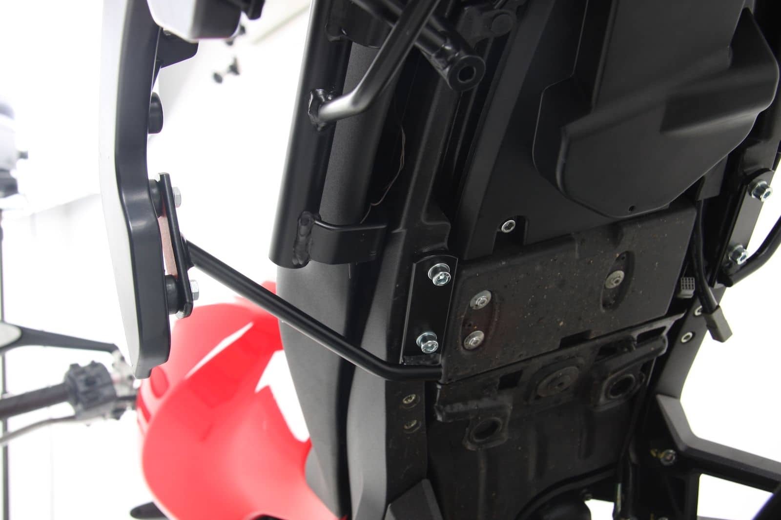 Soporte lateral C-Bow negro para Ducati Monster 1100 Evo (11-13) Hepco & Becker