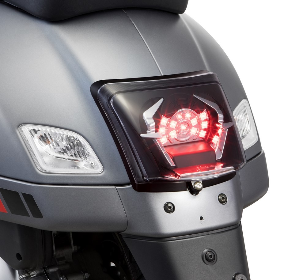 Conversión de faro trasero para Vespa GTS/GTS Super/GTV 125-300cc ('14-'18), negro brillante