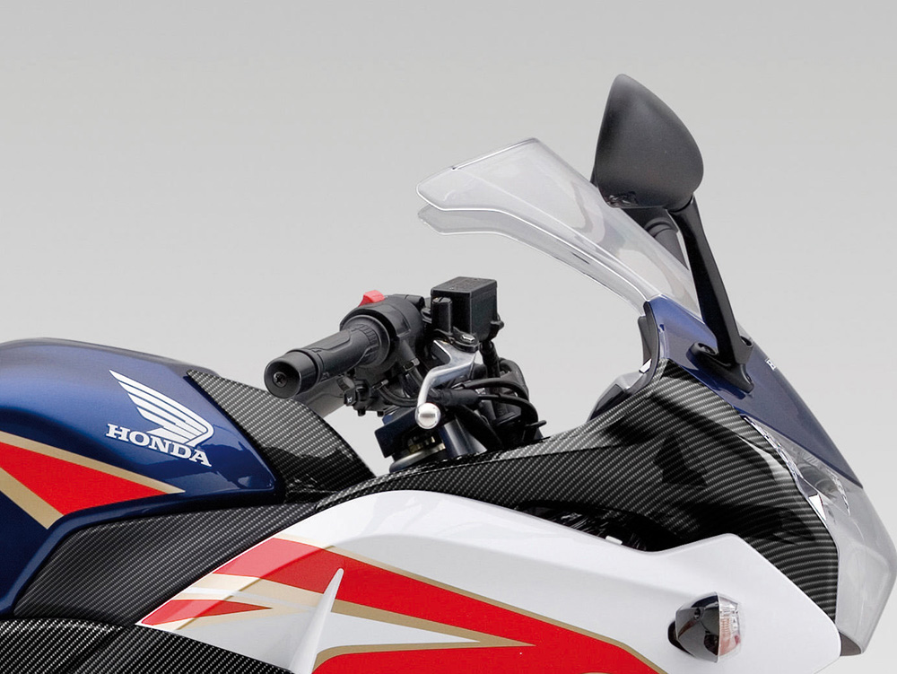 Tapa del depósito original de la Honda CBR125R, aspecto de carbono