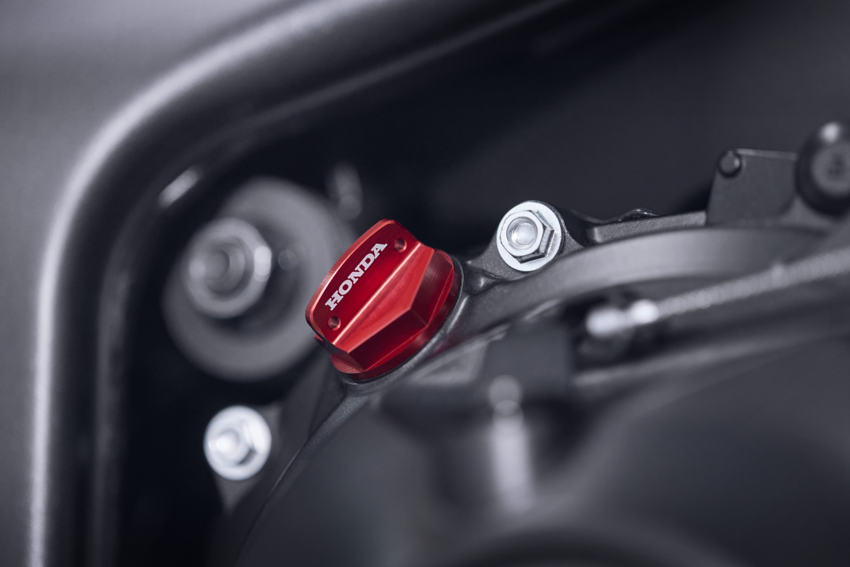 Tapón de llenado de aceite rojo para Honda CB 1000 Hornet (25-) / CB 1000 F (26-) Original