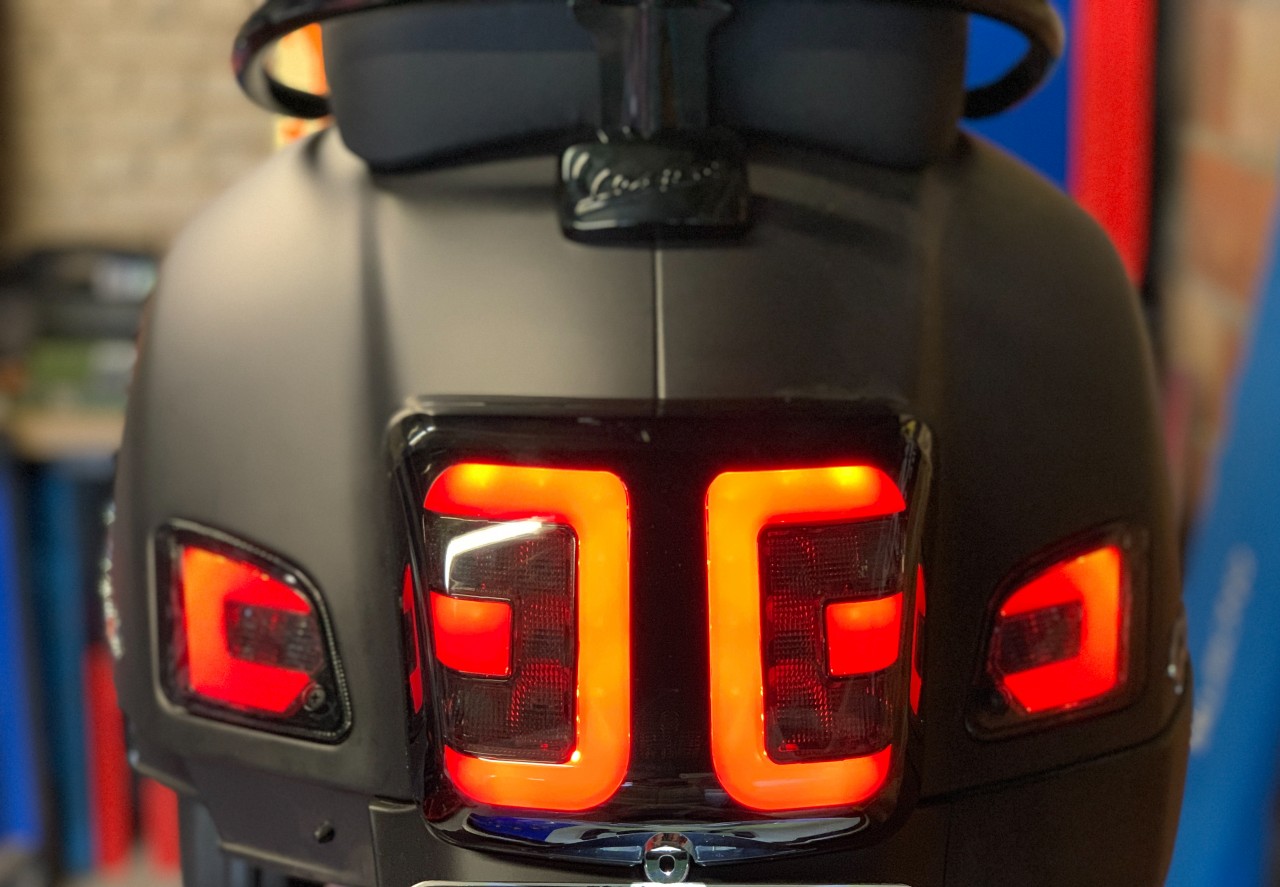 Luz trasera LED tintada para Vespa GTS, GTS Super 125-300 cc