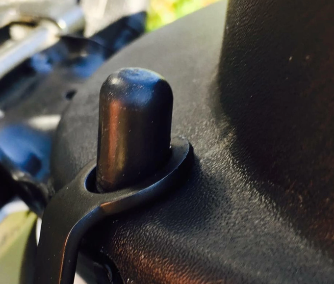 Gancho para casco, bajo asiento para Vespa, negro brillante