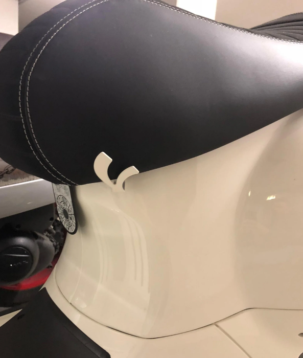 Gancho para casco, bajo asiento para Vespa, plata