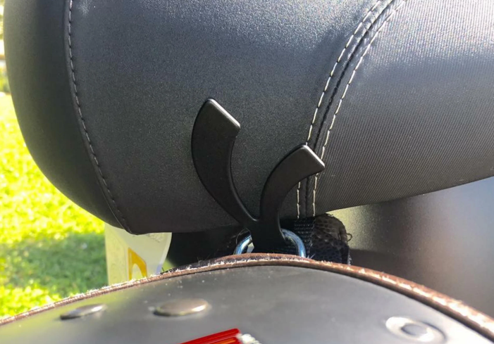 Gancho para casco, bajo asiento para Vespa, negro brillante