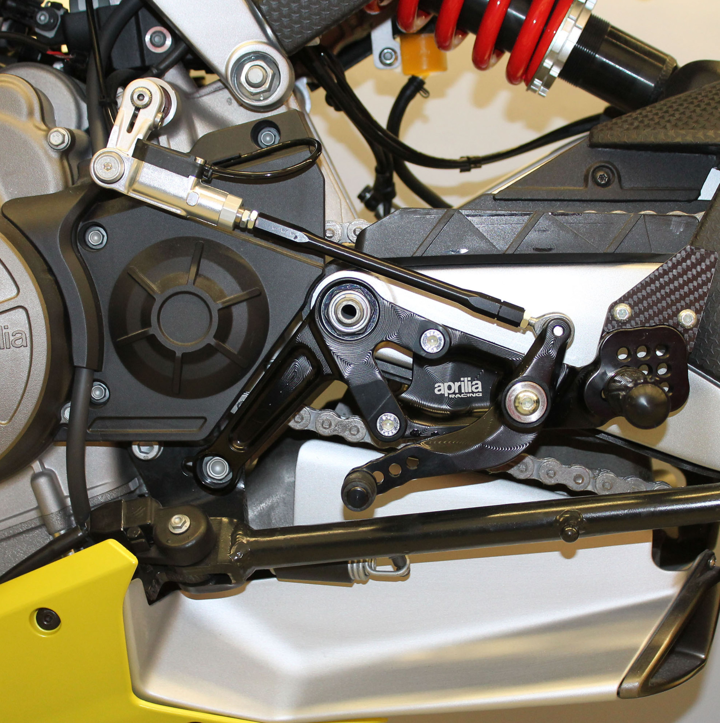 Sistema de reposapiés empotrado para Aprilia RS 660 / Tuono 660