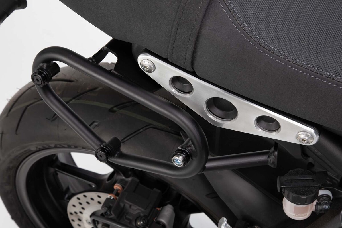 Soporte lateral izquierdo SW-Motech SLC para Yamaha XSR 900 (15-)
