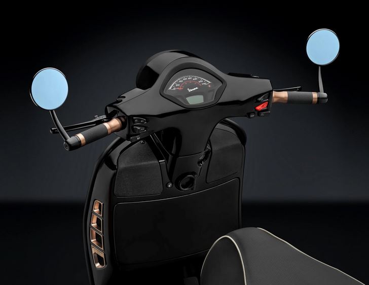 Tapa del orificio del retrovisor RIZOMA para Vespa GTS/GTS Super 125-300cc ('19-'22), negro