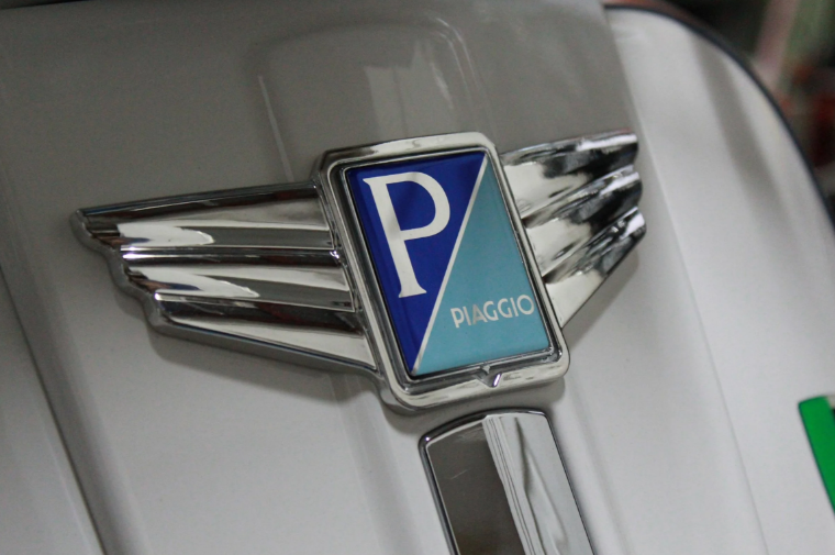 Aleta embellecedora en cascada para emblema cuadrado PIAGGIO, Mark II, para Vespa, plástico, cromado