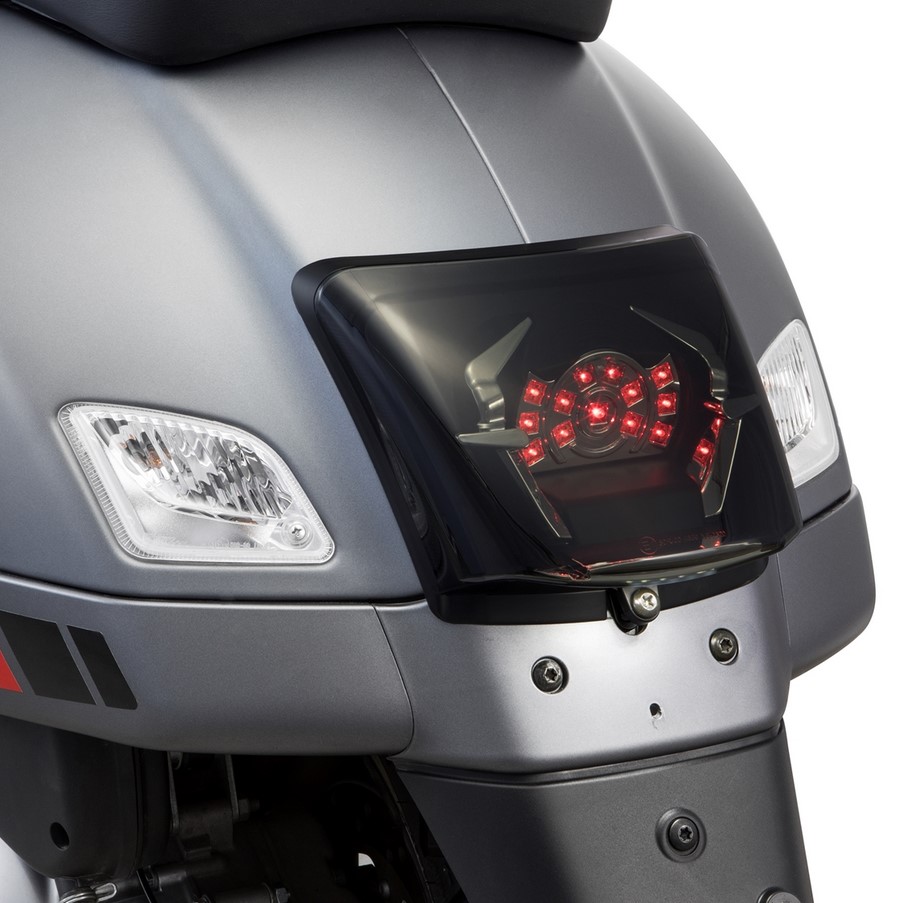 Conversión de faro trasero para Vespa GTS/GTS Super/GTV 125-300cc ('14-'18), negro mate