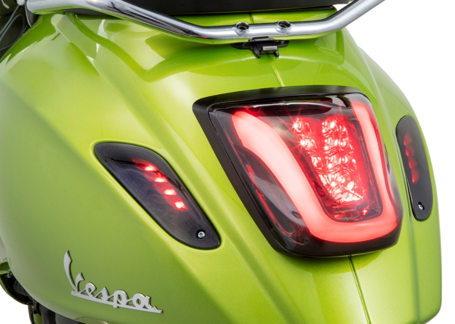 Luz trasera MK II tintada para Vespa Primavera/Sprint 50-150ccm, llanta - negro brillante