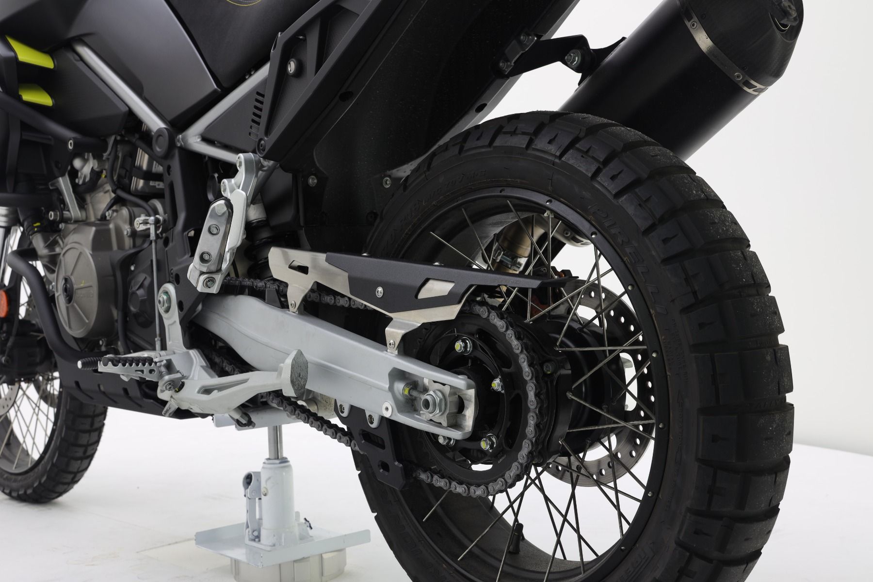 Cubrecadena negro para Aprilia Tuareg 660