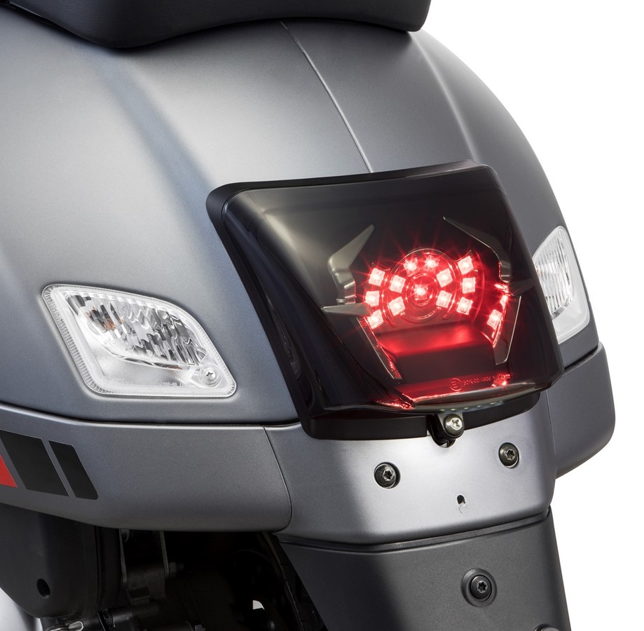 Conversión de faro trasero para Vespa GTS/GTS Super/GTV 125-300cc ('14-'18), negro brillante