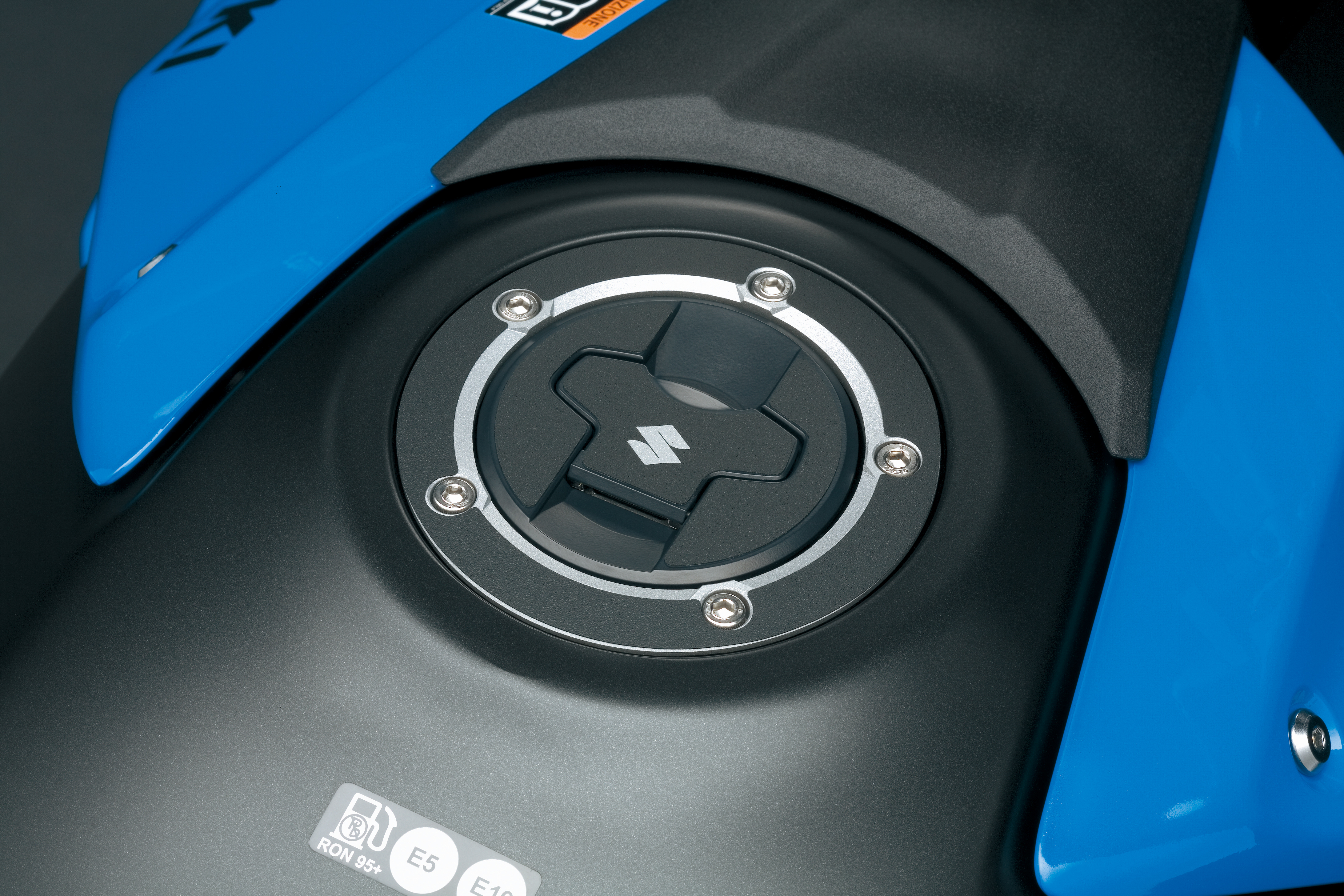 Protector del tapón del depósito (negro) Suzuki GSX-8S / VStom 800 2023- Accesorios originales