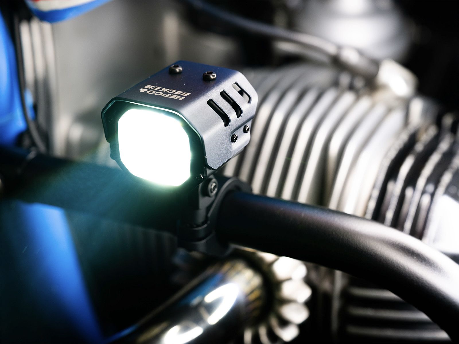 Faro auxiliar LED Nova incl. fijación universal para tubo Ø25-32mm Hepco & Becker