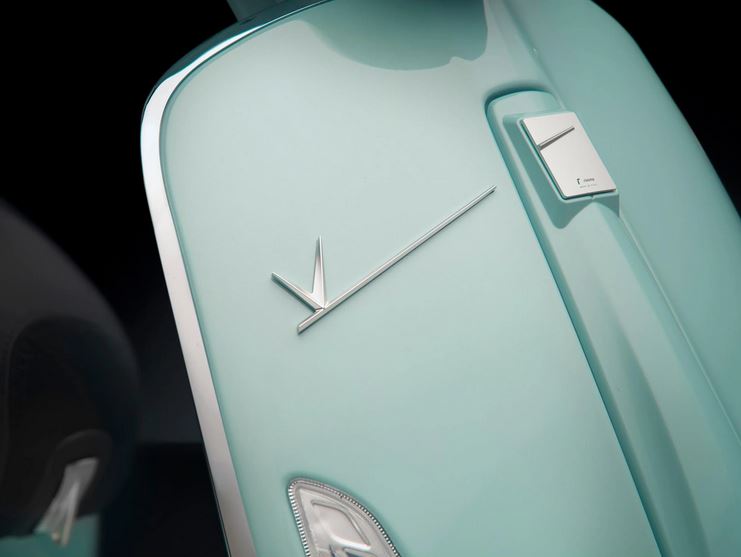 Rotulación RIZOMA escudo de piernas para Vespa, plata