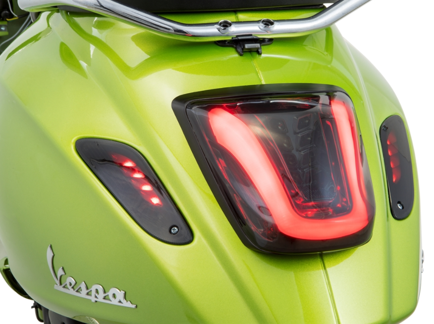 Luz trasera MK II tintada para Vespa Primavera/Sprint 50-150ccm, llanta - negro brillante