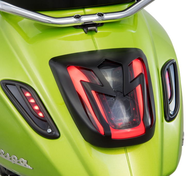 Rejilla de luz trasera para Vespa Primavera/Sprint 50-150cc 2T/4T AC, negro mate