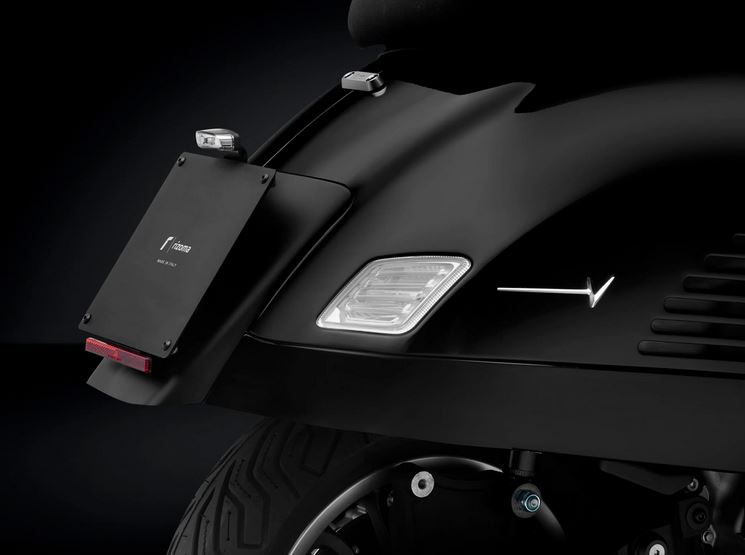 RIZOMA rotulación tapa lateral para Vespa GTS/GTS Super/GTV, plata