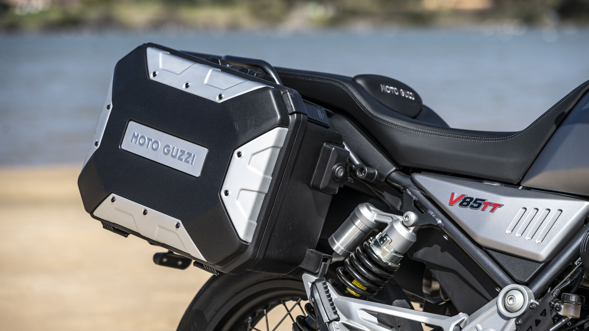 Sistema de maletas laterales AERO ABS para Moto Guzzi V85 TT (19